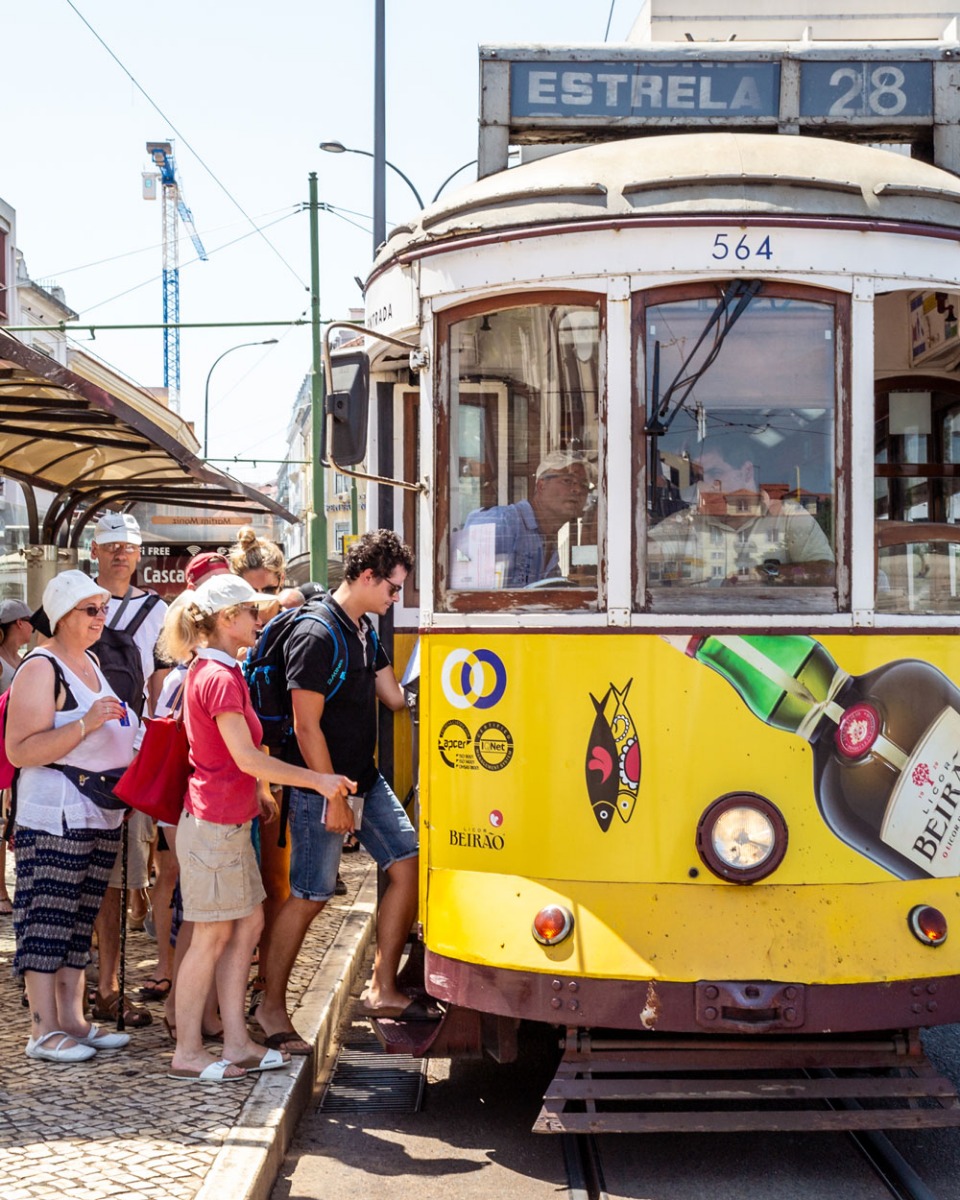 Il famoso tram giallo di Lisbona tram di Lisbona